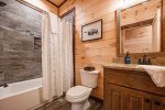 Feather & Fawn Lodge: Lower Level Shared Bathroom